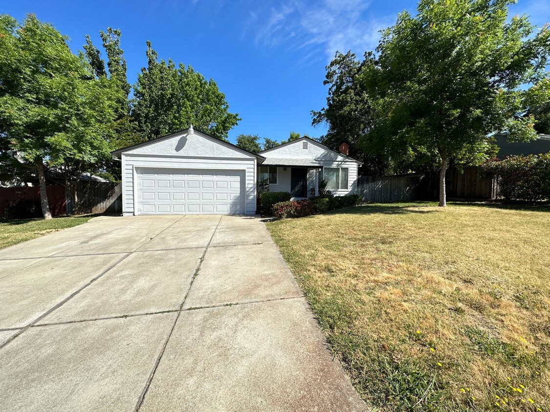 Primary Photo - Cozy Home with Beautiful Backyard in Wonde...