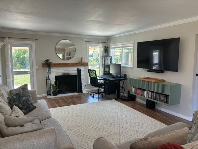 Building Photo - Adorable 3/1 w/Amazing Fenced Yard!  PLEASE READ ENTIRE AD FOR VIEWINGS