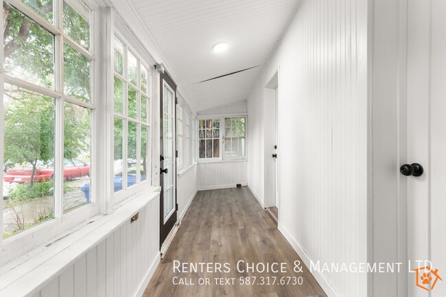 Building Photo - Renovated, Pet Friendly, Fenced Yard, Medi...