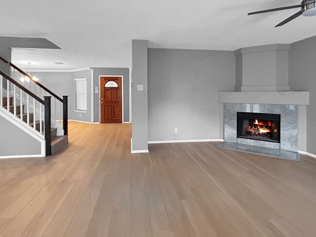 Foto del edificio - Freshly Updated 4-Bedroom Home with Pool, Fireplace & New Flooring in Universal City