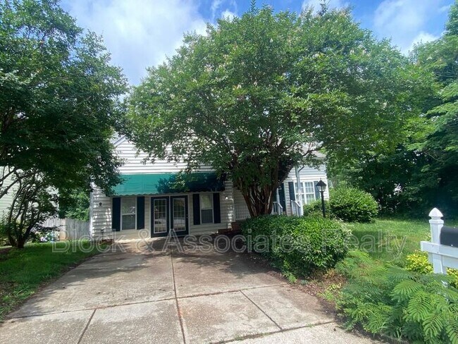 Foto del edificio - 2400 Trailwood Hills Drive