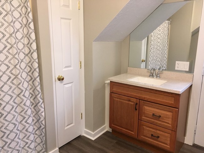 Bathroom pic#1 - 39 Walnut St