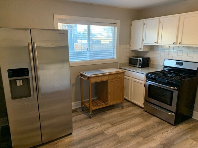 Building Photo - Stunning 4 Bed / 2 Bath Home in the Heart ...