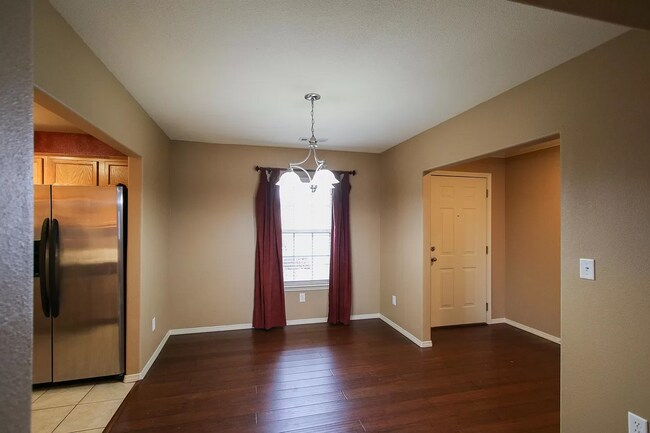 Building Photo - Chic 3-Bedroom Gem with Modern Kitchen & S...