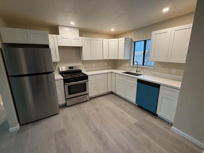 Foto del edificio - Totally remodeled 3 bedroom 2 bathroom sin...
