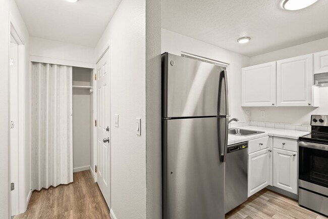 Foto del edificio - RECENTLY UPDATED 2 BEDROOM 1.5 BATH TOWNHOME IN TIGARD!