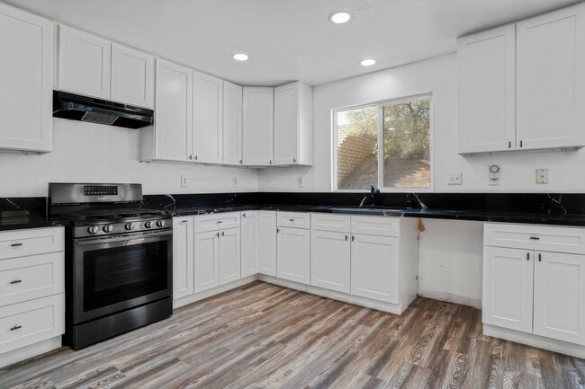 Building Photo - 3500 Desert Oak Dr