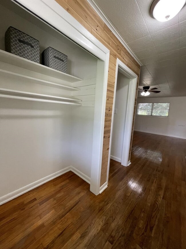 Building Photo - 1004 Oak Dr