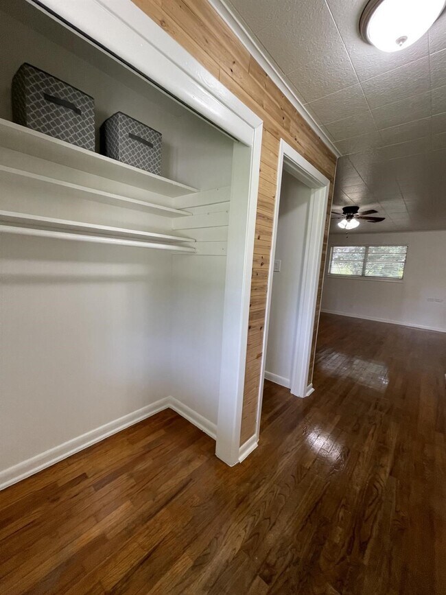 Foto del edificio - 1004 Oak Dr