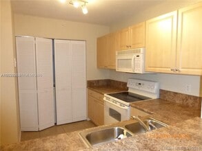 Building Photo - 529 E Sheridan St