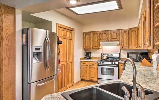 Building Photo - SEASONAL 4bd 2ba log home
