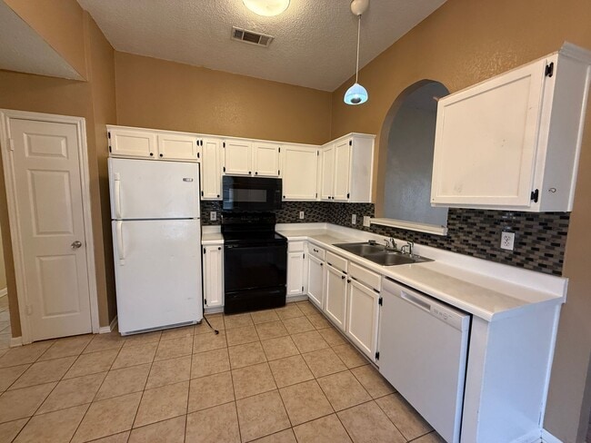 Building Photo - 2409 Pixton Dr