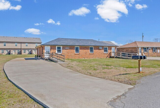 Building Photo - 135 Tandy Dr