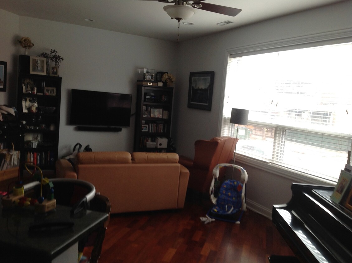 Foto principal - 1741 W Beach Ave