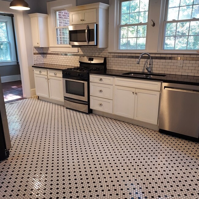 Building Photo - 832 Lockland Ave