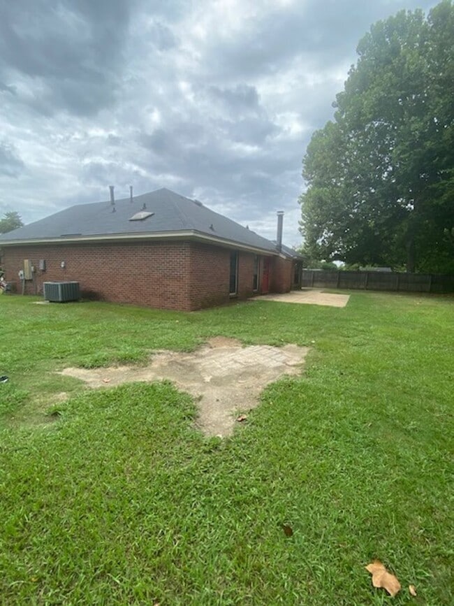 Building Photo - 2313 Cedarwood Ln