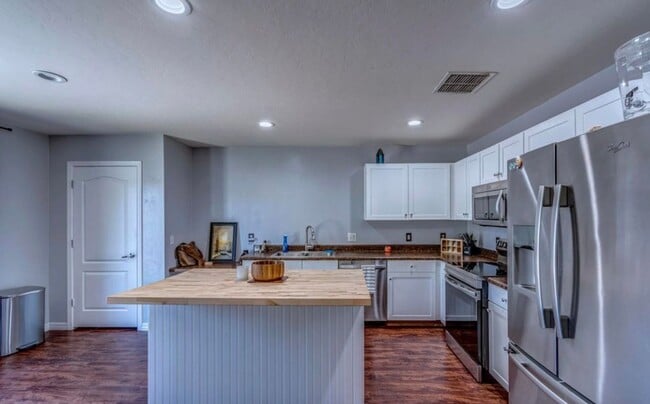 Foto del edificio - Modern & Move-In Ready 3BR/2BA on Vuelta Las Verdolagas