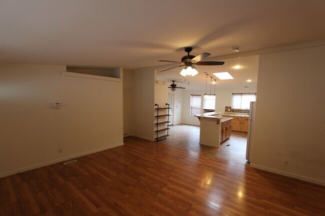 Foto del edificio - * LEASE PENDING Move-in ready Home in Railroad Springs