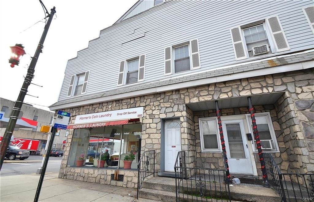 Primary Photo - 590 Main St
