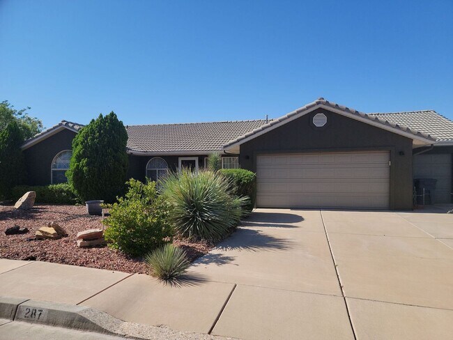 Building Photo - Stunning 4 Bedroom Home in Ivins with Red ...