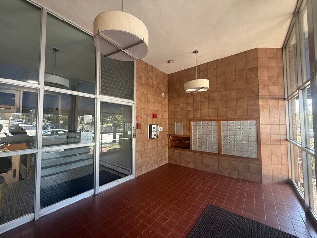 Foto del edificio - 5050 Washington St