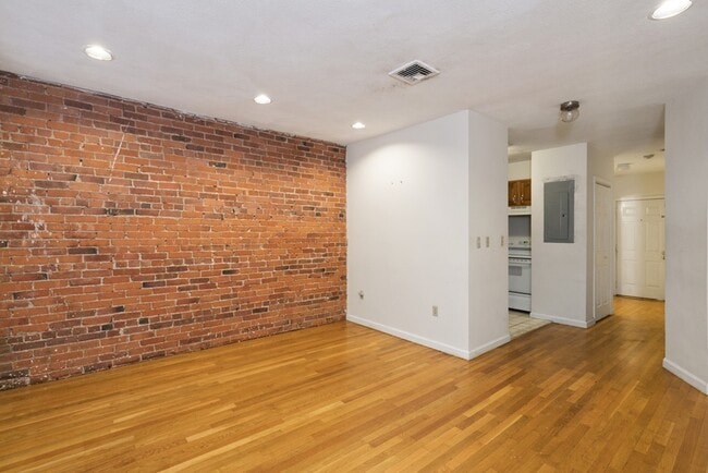 Building Photo - 128 Hemenway St