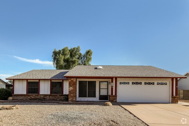 Building Photo - 907 E Hackamore St