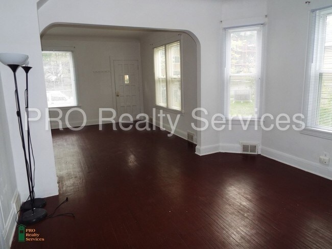 Building Photo - 3221 Lyndale Ave N