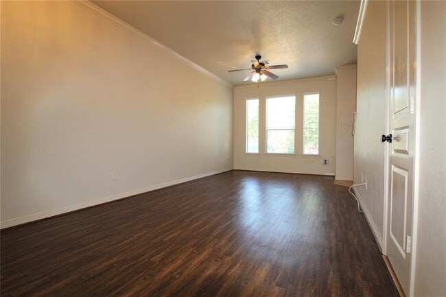 Building Photo - 215 E Luhn St
