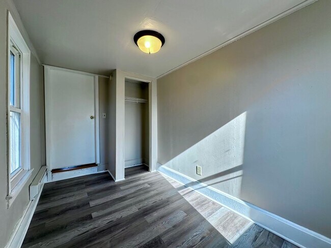 Foto del edificio - 598 Rose Ave E