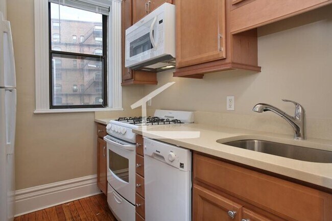 Foto del edificio - Two Bedrooms, No Livingroom, Gut Renovated...