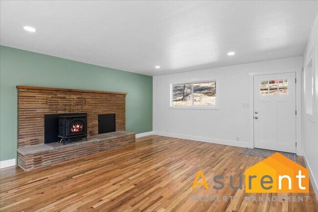 Foto del edificio - Jacksonville Home with in home office internet included.