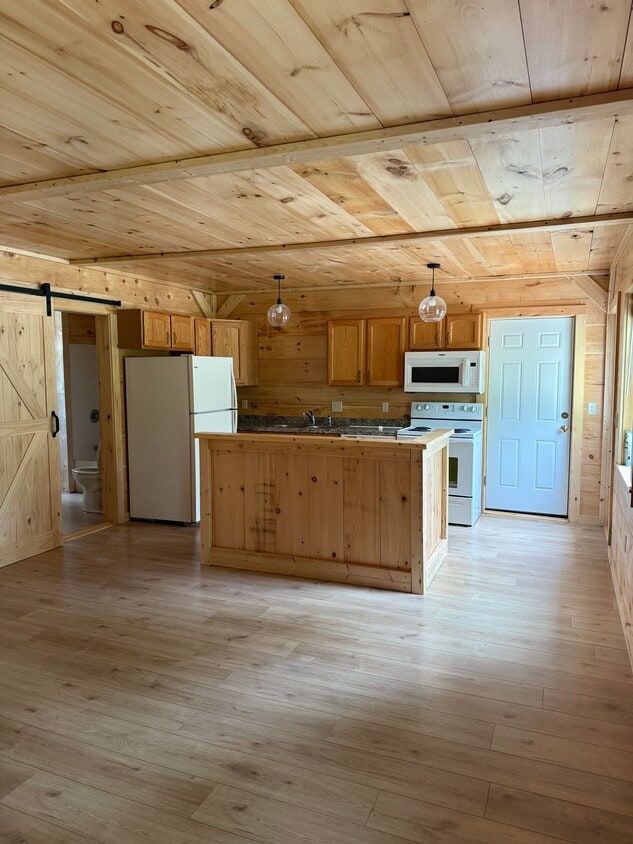 Kitchen with island - 466 Manchester Rd