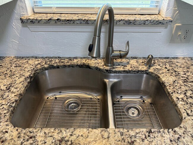 Foto del edificio - 316 E 6th St
