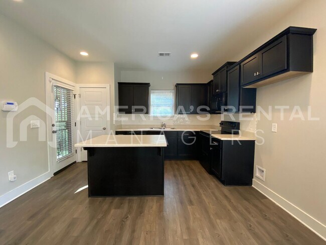 Foto del edificio - Large Townhome for Rent in Gardendale... Available to View Now!