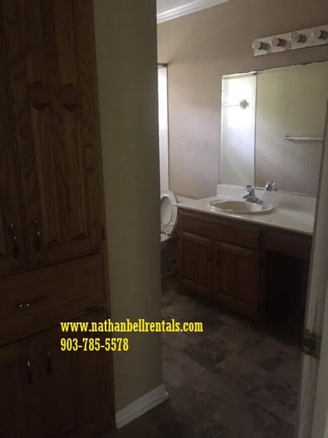 Building Photo - Single-Family Home: 3 bed, 2 bath