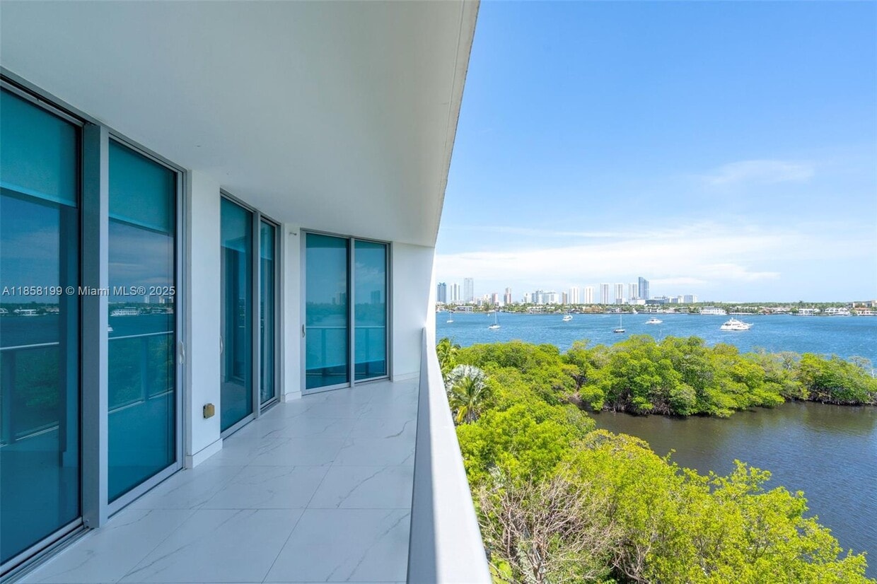 Foto principal - 17111 Biscayne Blvd
