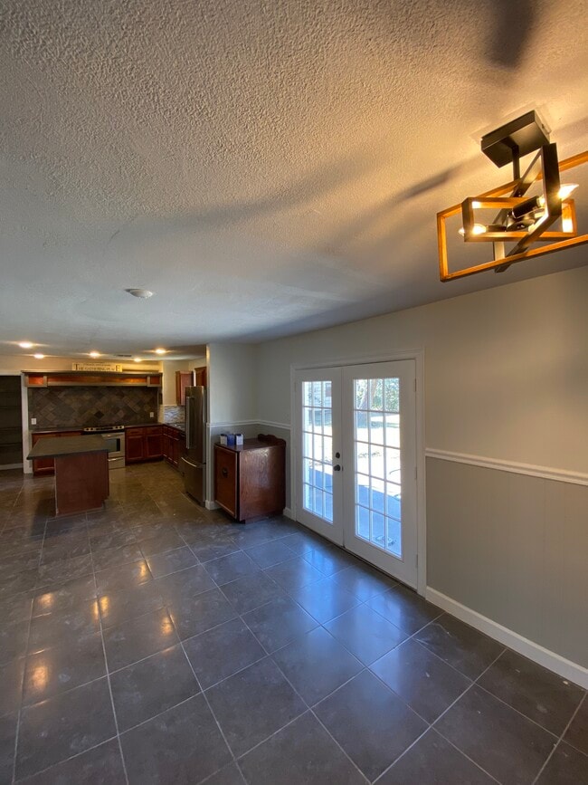 Building Photo - 713 W Denison Dr