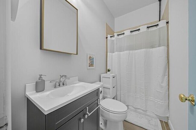 Foto del edificio - "Charming 1-Bed Furnished Apartment with Hardwood Floors in MA - Perfect Blend of Comfort and Sty...