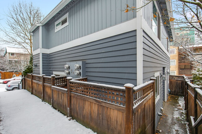 Building Photo - 2031 S Main St