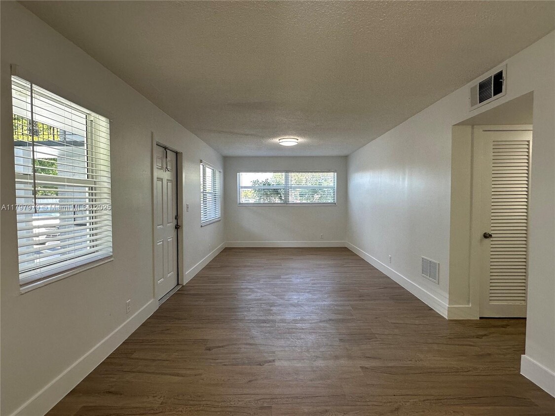 Foto principal - 2500 Johnson St