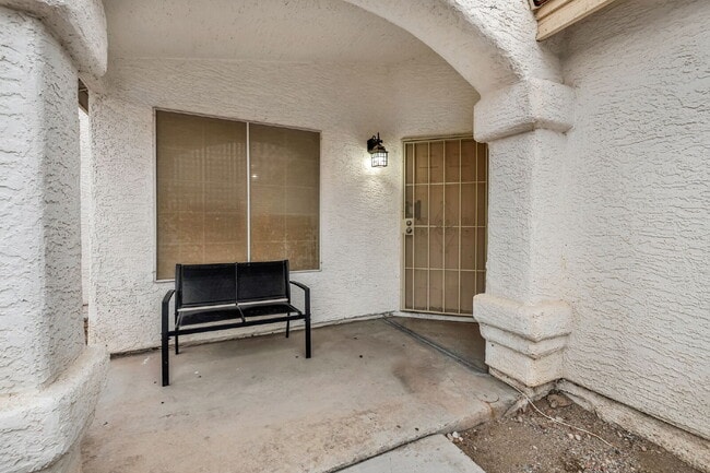 Building Photo - "Charming 3-Bed Oasis with 2 Full Baths in Las Vegas – 1,289 Sq Ft of Comfort!"