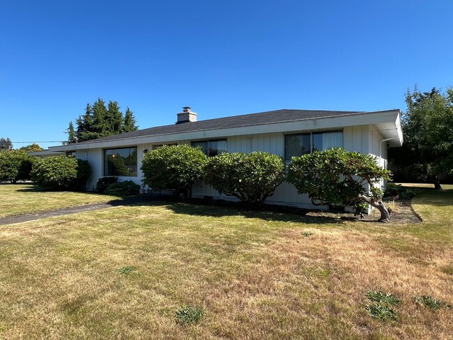 Building Photo - Renovated Spacious Rambler In Downtown Puy...
