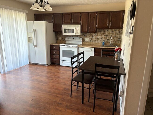 Foto del edificio - 21013 Highland Lake Dr