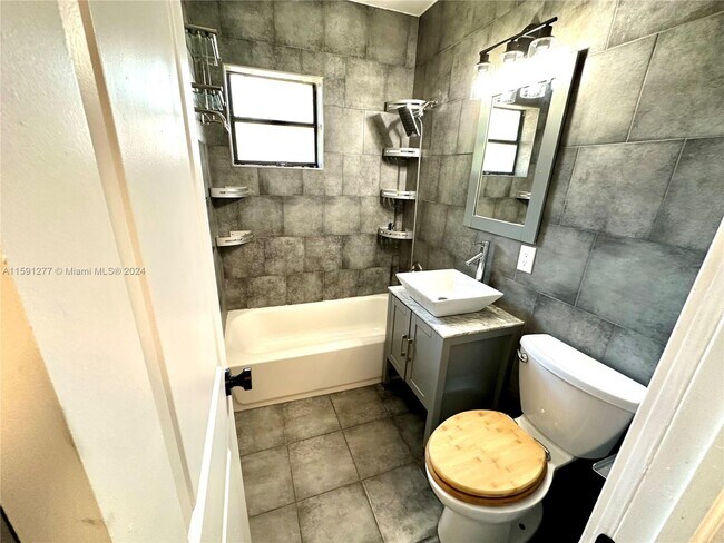 Foto del edificio - 730 Northwest 4th Avenue Apt #4, Fort Laud...
