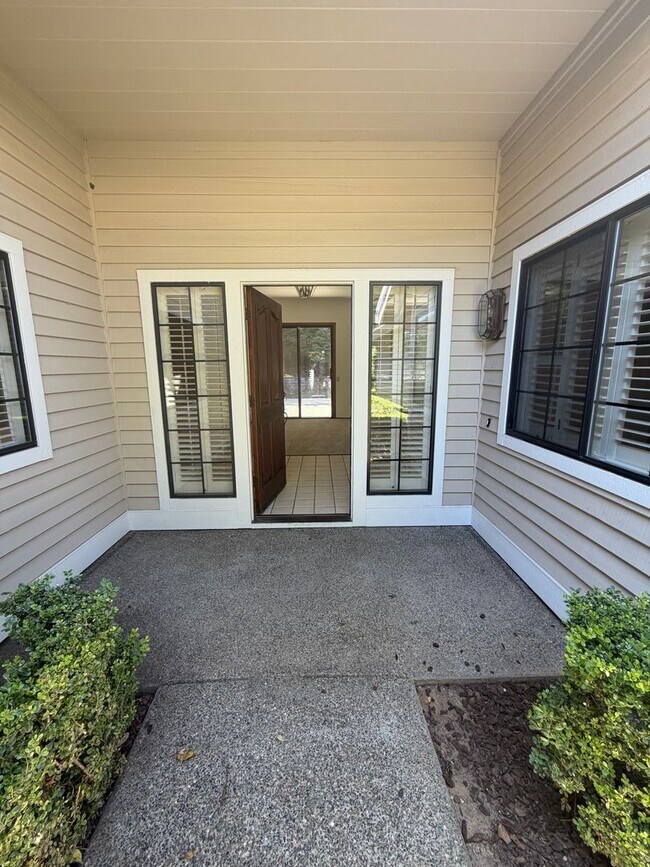 Foto del edificio - 4 bedroom | 2 bathroom | Gold River home