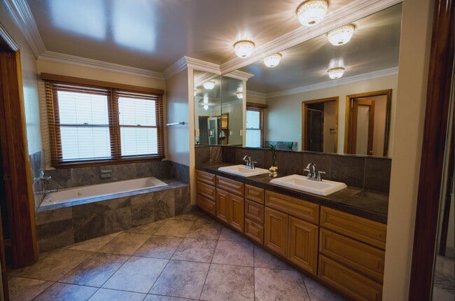 Building Photo - 1115 N Garfield Ave