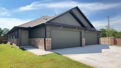 Building Photo - 11517 University Dr