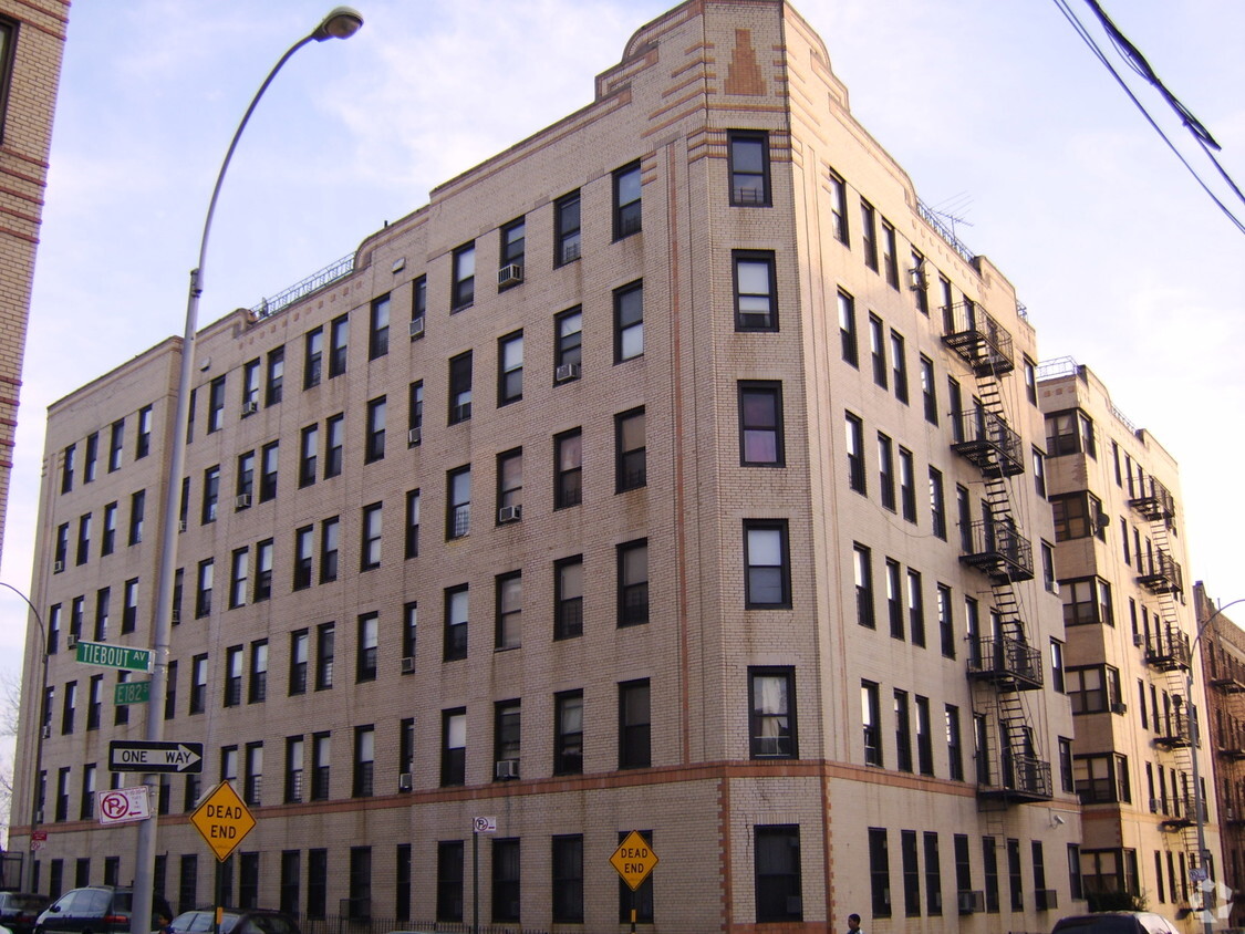 Foto principal - 2200 Tiebout Ave