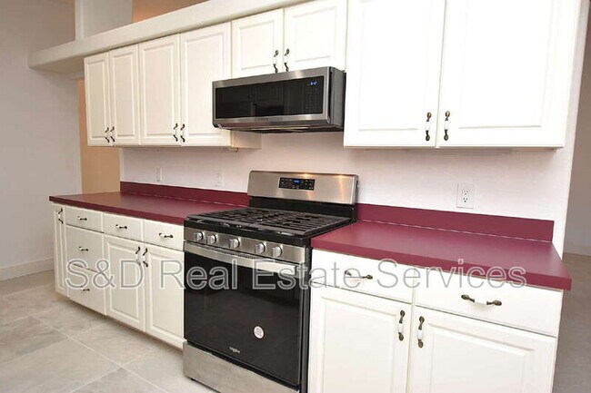 Building Photo - 2235 Silver Re Dr